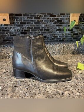 VTG Blondo Women's Boots Size 6.5 Waterproof Heel Black Leather Zip Bootie